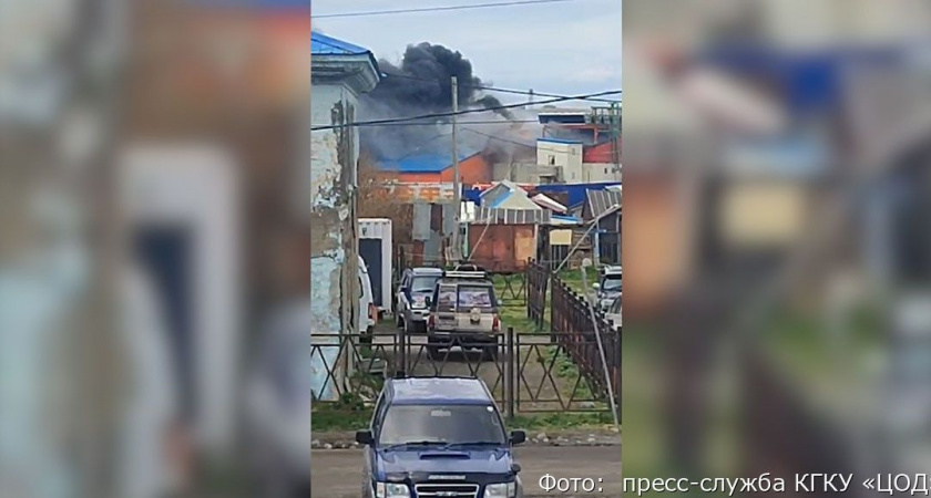 На Камчатке во время пожара на заводе рабочий отравился продуктами горения