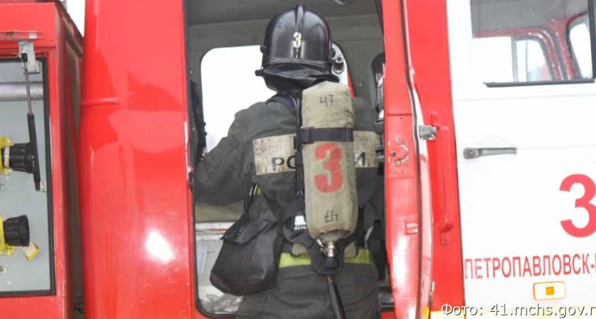 В Петропавловске-Камчатском пожарные потушили горящий склад