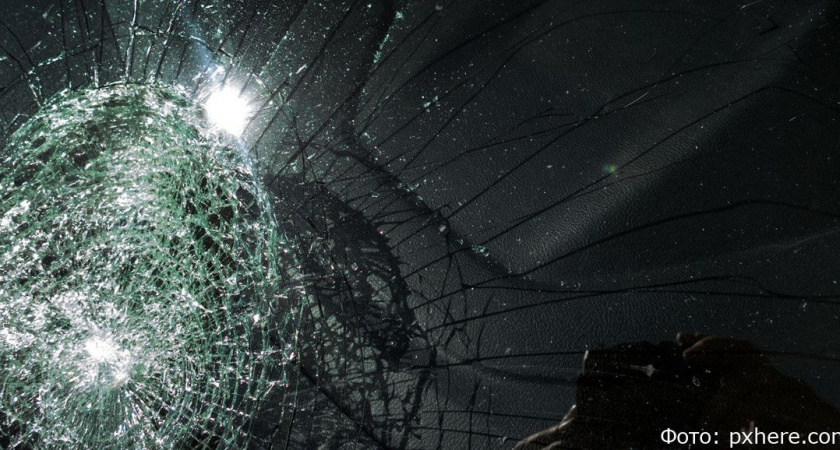 На Камчатке мужчина из ревности палкой разбил машину соперника