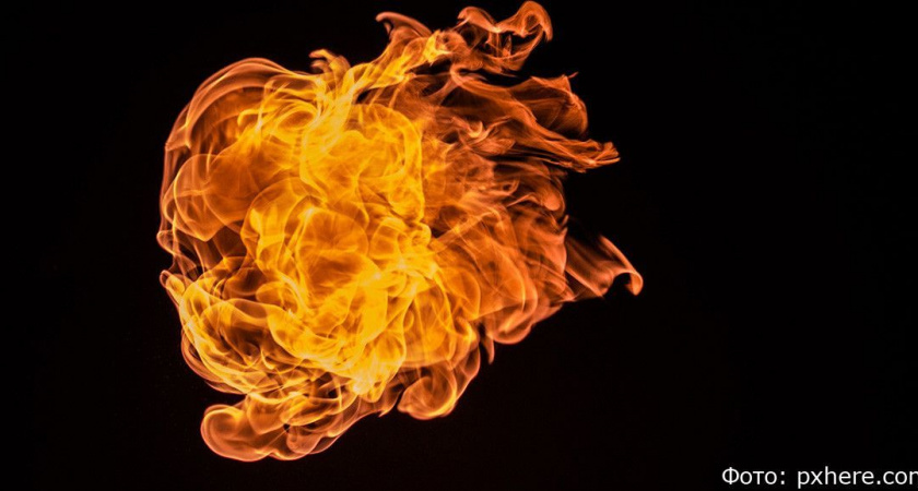 На Камчатке в Елизове загорелись стройматериалы в металлическом контейнере