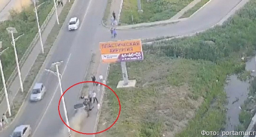 Автомобиль врезался в людей на тротуаре: много погибших и пострадавших (видео)