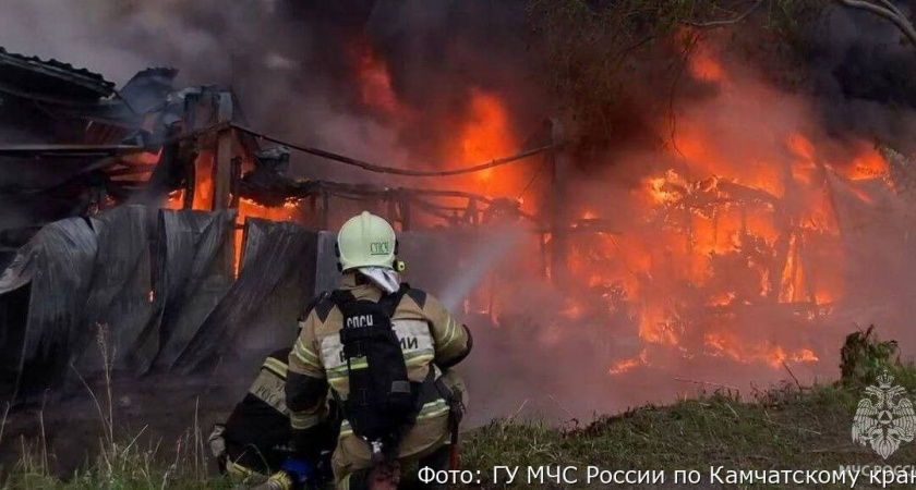 В Петропавловске-Камчатском горит крупный склад (видео)