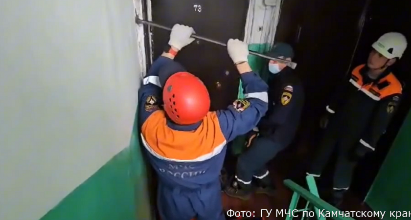 Камчатские спасатели дважды за сутки открывали двери мамам с детьми
