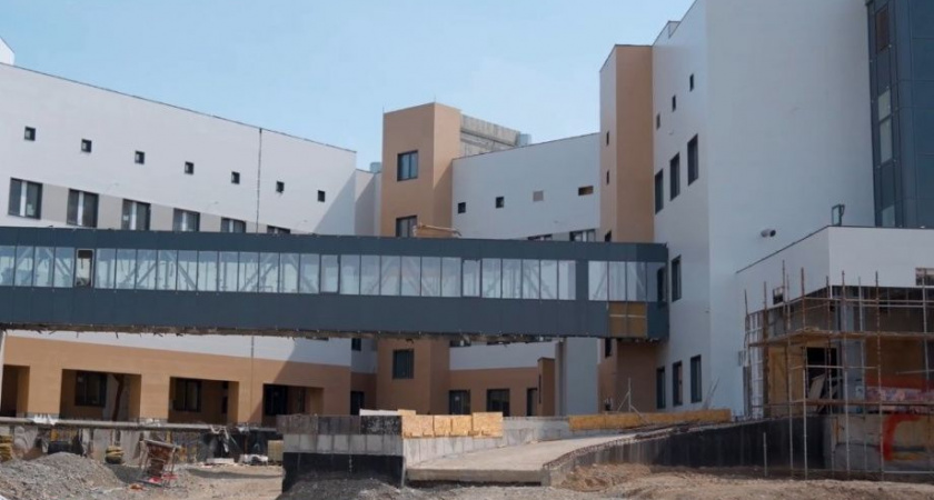 Монтаж первого оборудования начали в здании новой Камчатской краевой больницы