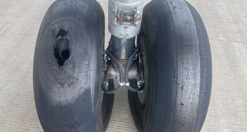 На Камчатке следователи начали проверку инцидента с лопнувшим пневматиком шасси самолета