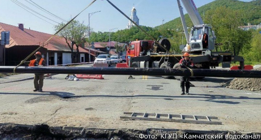 В центре Петропавловска-Камчатского выкопали ветхую трубу и поставили новую