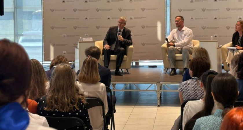 Губернатор Камчатки поговорил с выпускниками на равных