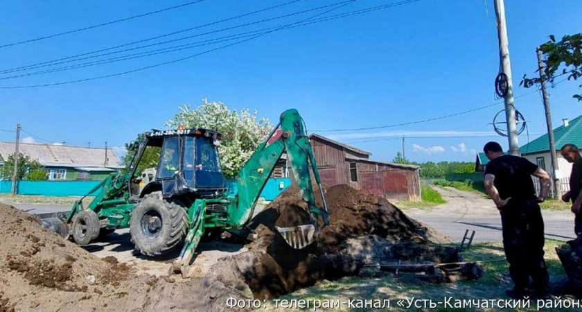 На Камчатке в Козыревске рабочие заменят старые трубы