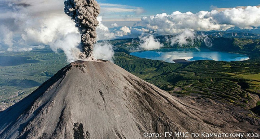 Камчатский вулкан Карымский в очередной раз выбросил столб пепла