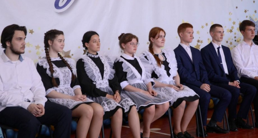 Губернатор Солодов встретился со стобалльниками Оссорской средней школы