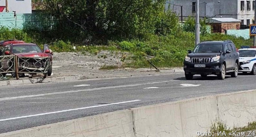 В Петропавловске «Клюгер» пробил забор, испугавшись внезапного манёвра «Прадо»