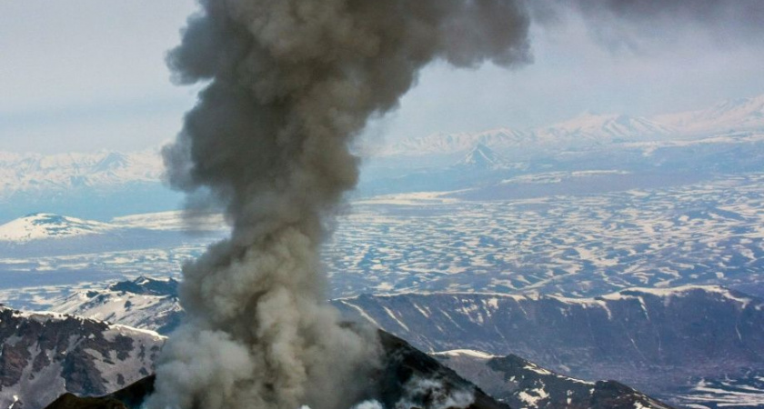 Пепловый шлейф Карымского, после нового выброса из вулкана относит на запад