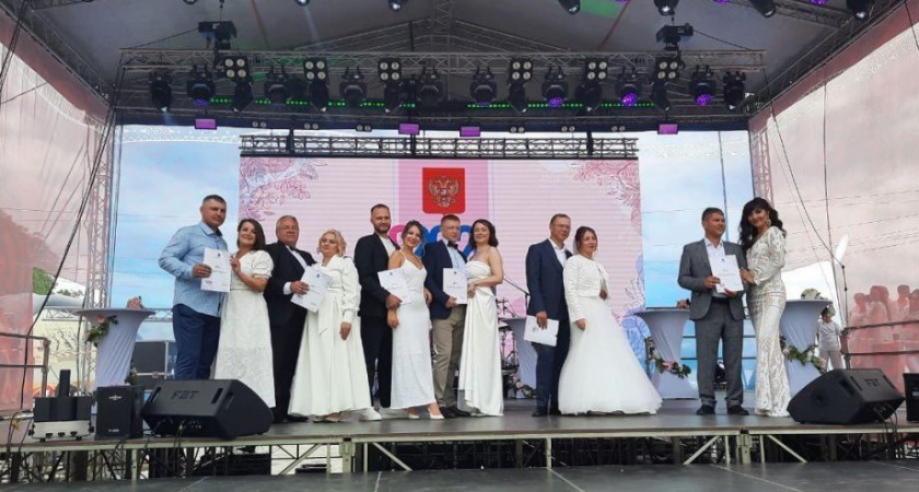 Массовая церемония бракосочетания состоялась в столице Камчатки в День молодёжи