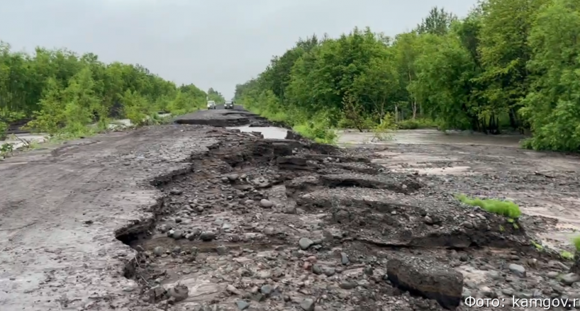 В Усть-Камчатском районе на разрушенном участке трассы транспорт движется по одной полосе