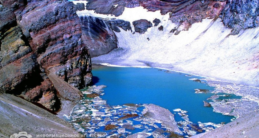 Памятные наклейки за фото на вулкане дарят любителям активного отдыха на Камчатке