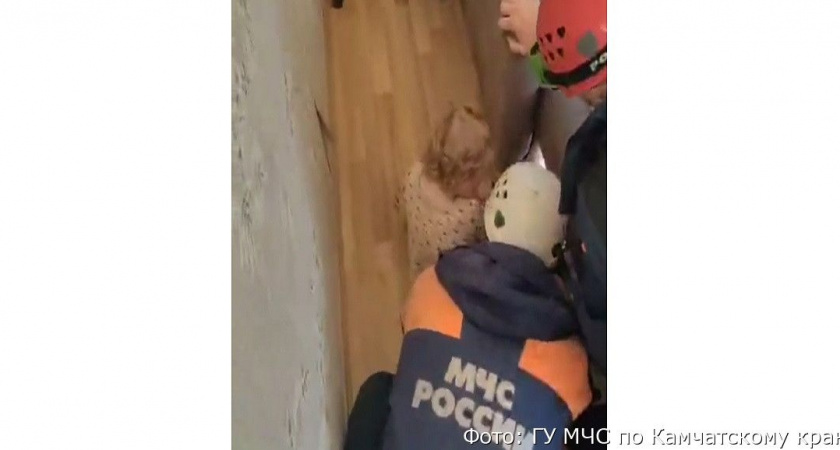 В Петропавловске-Камчатском спасатели МЧС освободили малышку, застрявшую в диване