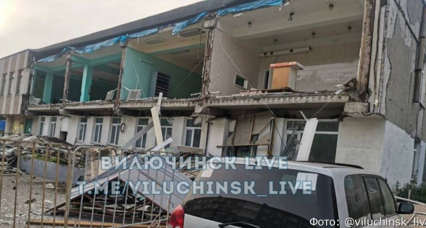 В Вилючинске рано утром обрушился фасад треснувшего здания почты