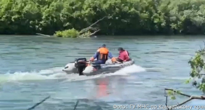 На Камчатке продолжают искать гида, пропавшего после опрокидывания рафта