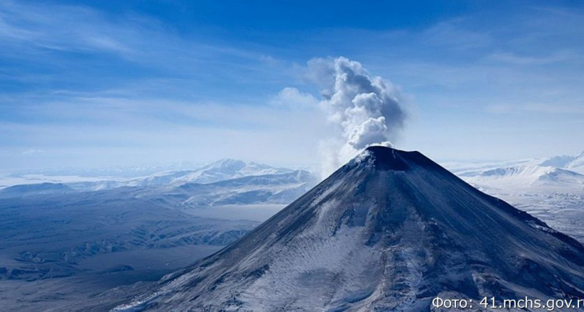 На Камчатке вулкан Карымский вновь выбросил столб пепла