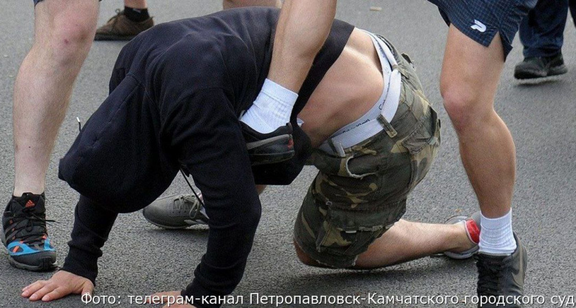 В Петропавловске-Камчатском двое парней избили знакомого из-за его ориентации