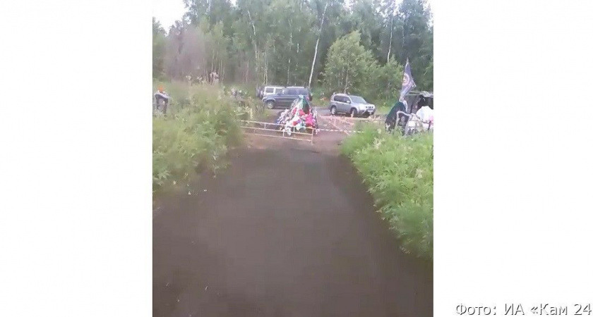 В камчатском селе Мильково участника СВО похоронили на наезженном участке (видео)