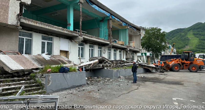 В Вилючинске рабочие убирают обломки рухнувшего фасада почты