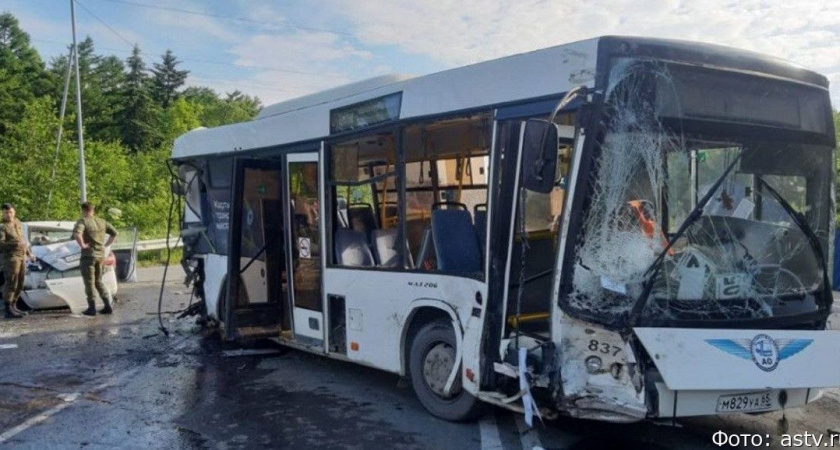 В автобус, поворачивавший на кладбище, врезался грузовик (видео)