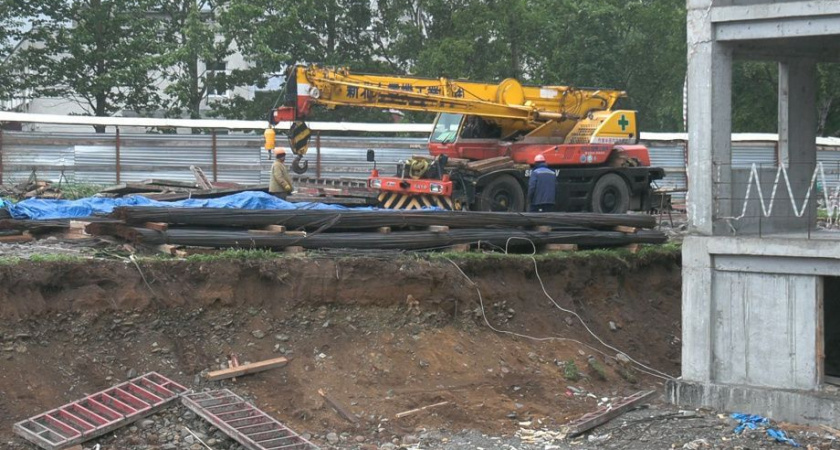 Строительство нового корпуса школы №1 в Елизове завершат осенью