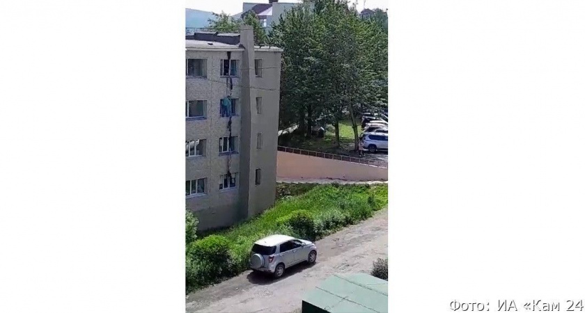 В столице Камчатке заметили человека, который выходил и входил в окна (видео)