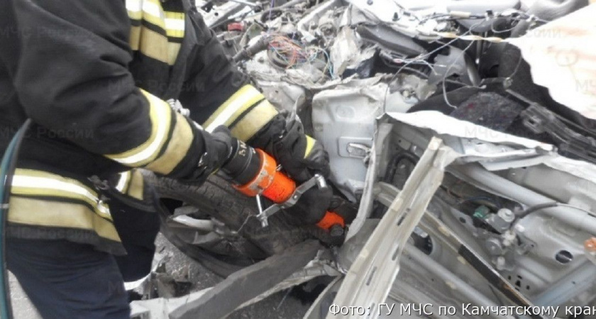 Водителя выбросило через окно, пассажир застрял: ДТП на западе Камчатки