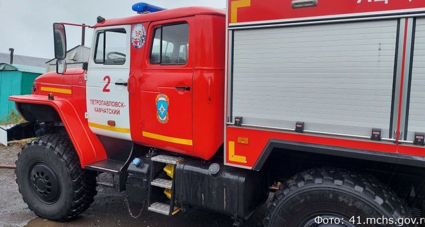 В Петропавловске-Камчатском произошел пожар на судне, списанном в утиль