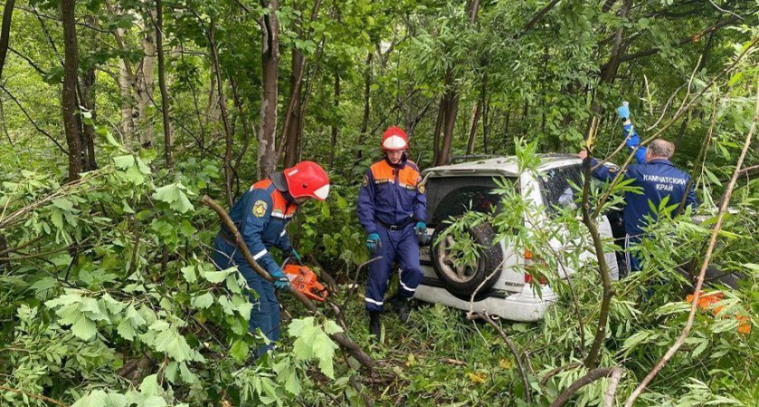 Огнеборцы и спасатели помогли на Камчатке водителю и пассажиру, попавшим в ДТП