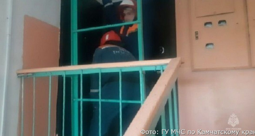 Камчатские спасатели открыли дверь в квартиру, чтобы медики могли помочь пенсионерке