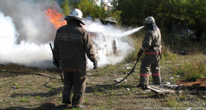 В одном из дворов Петропавловска загорелся внедорожник