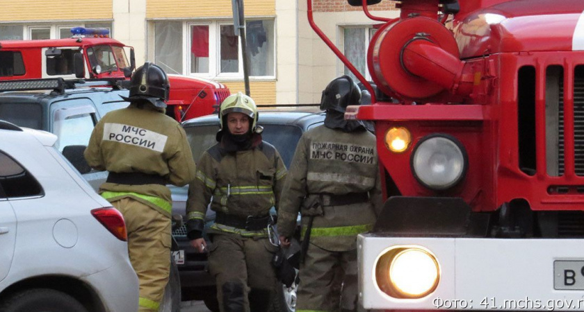 В Петропавловске-Камчатском загорелась трехкомнатная квартира