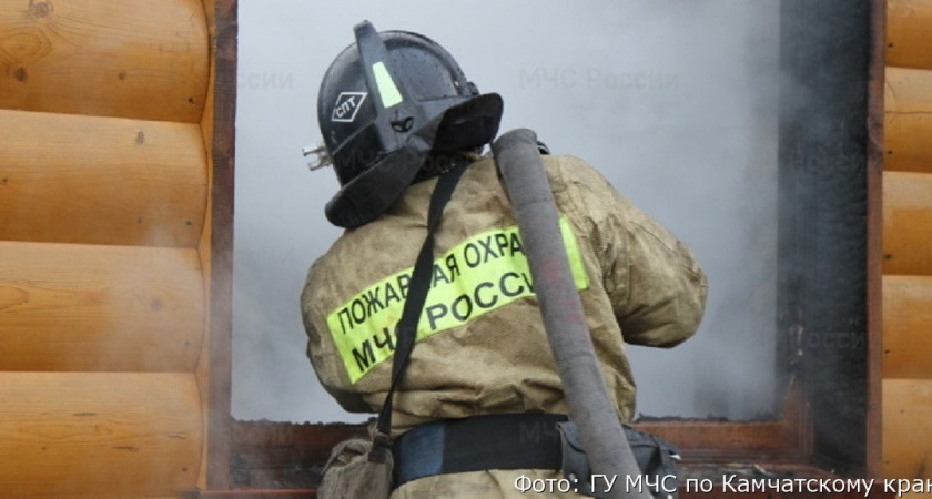 В столице Камчатки чуть не сгорел деревянный жилой дом