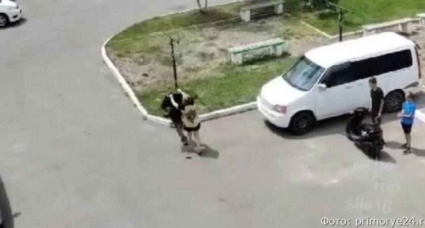Бесит шум: дальневосточница напала на подростка-мопедиста