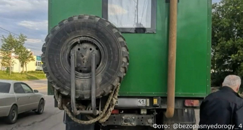 В Петропавловске-Камчатском у турфирмы забрали «вахтовку» с фальшивыми номерами