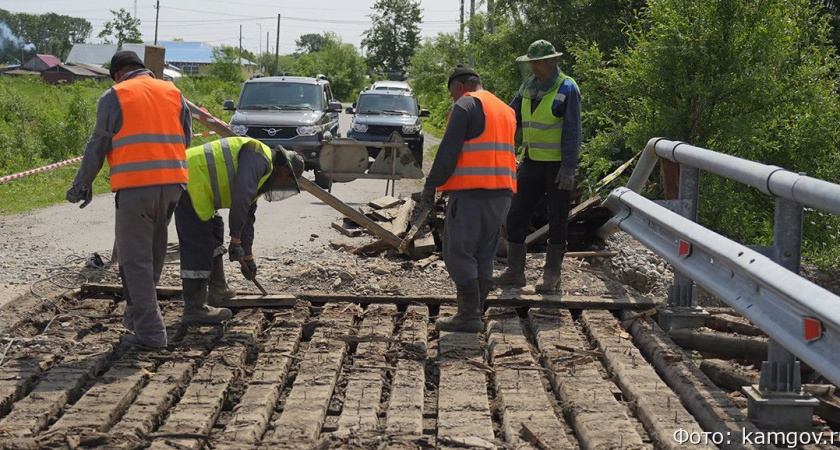 На Камчатке в Соболевском районе рабочие восстановили движение по мостам