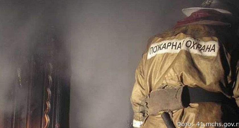 В Петропавловске-Камчатском из-за пожара в доме пострадал припаркованный рядом автомобиль