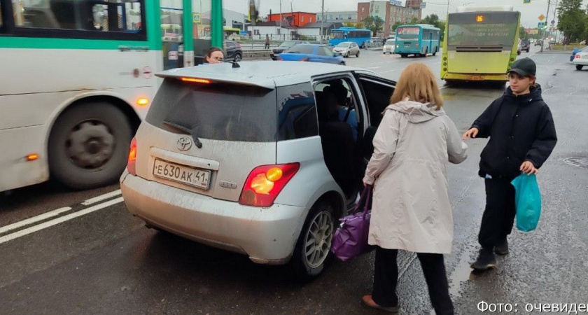 В Петропавловске-Камчатском автобус сбил женщину, собиравшуюся сесть в такси
