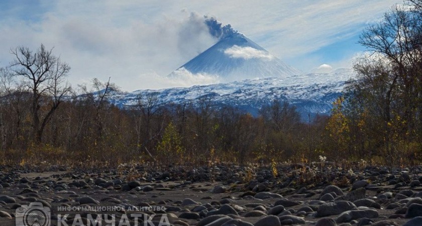 Камчатские спасатели эвакуировали травмированных туристов с Ключевского вулкана