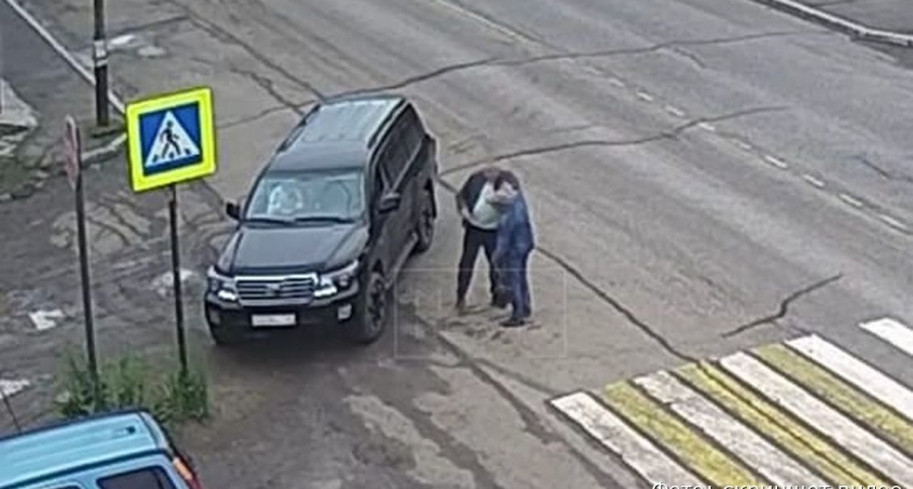 Водитель джипа набросился с кулаками на пешехода возле школы в Петропавловске-Камчатском