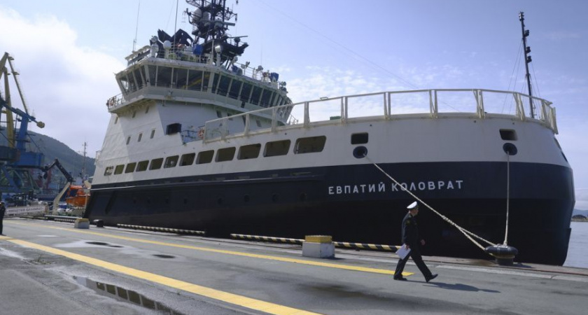 На Камчатке на новом ледоколе «Евпатий Коловрат» поднят военно-морской флаг