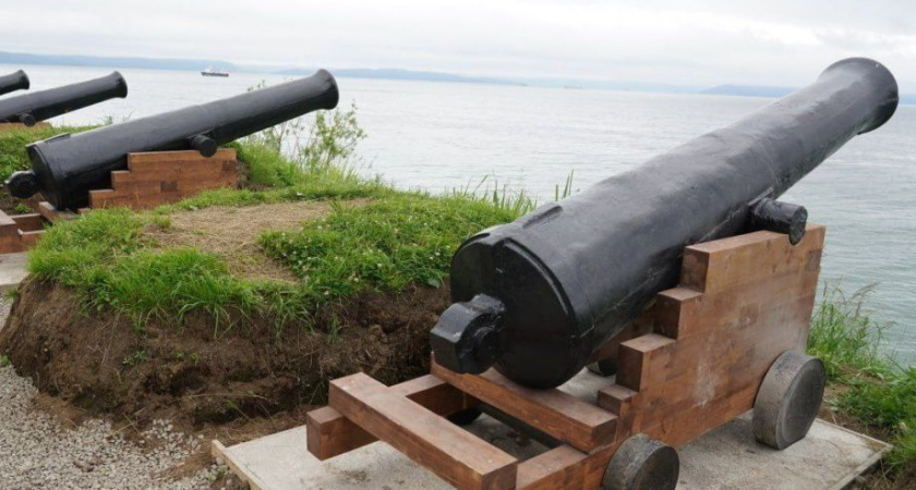 Обновлённые пушки заняли своё место на Никольской сопке в Петропавловске