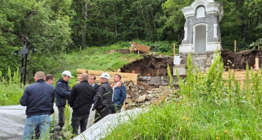 Строители укрепят фундамент вокруг Часовни в Петропавловске