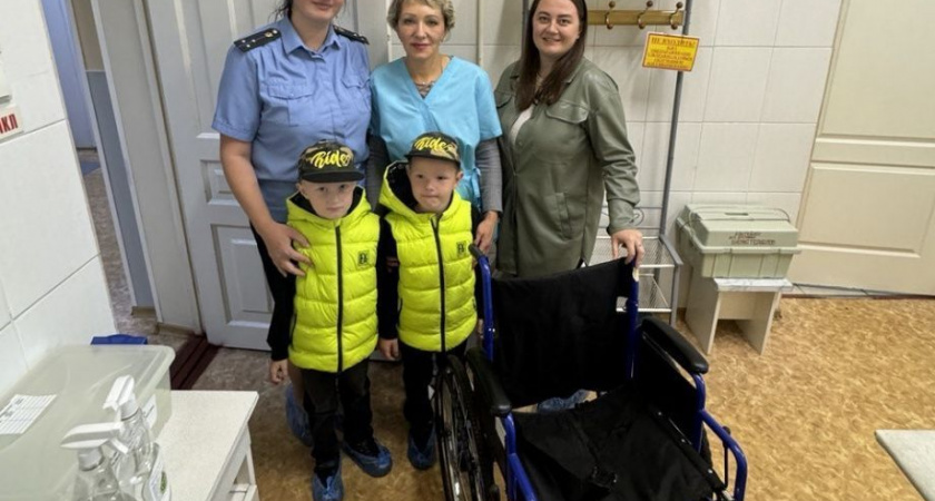 Камчатские приставы подарили городскому госпиталю инвалидную коляску 