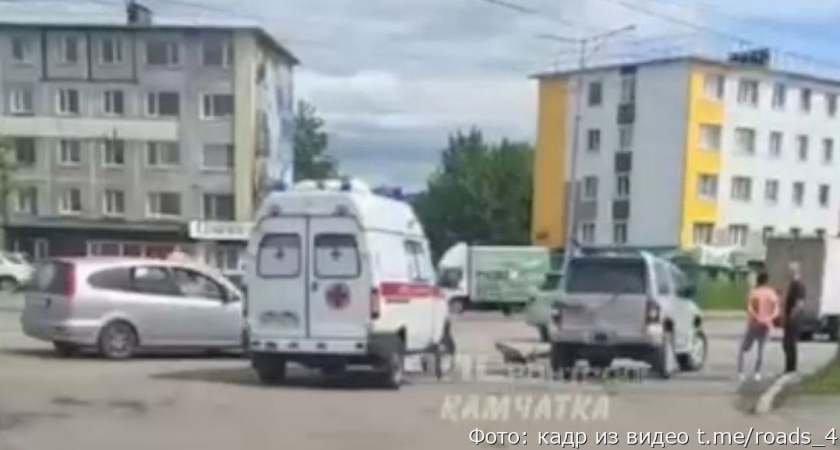 В столице Камчатки сбили велосипедиста (видео)