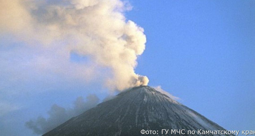 С камчатских вулканов Шивелуч и Безымянный поднялись шлейфы пепла