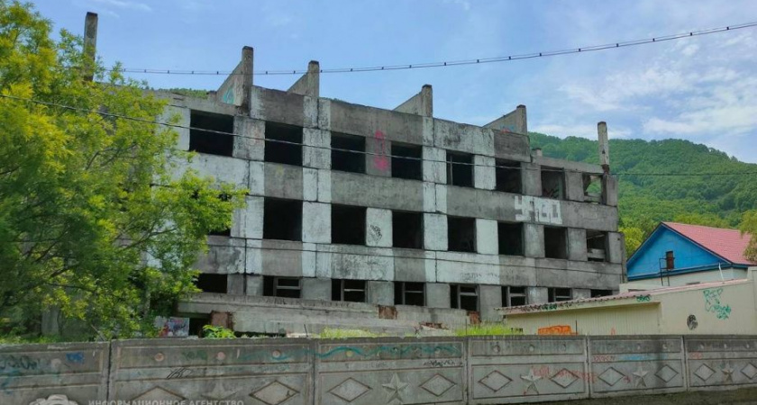 Десятилетний ребенок во время игры в заброшенном здании Петропавловска упал с высоты второго этажа